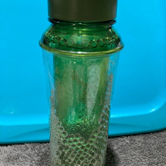 Water bottle with beaded freezer gel balls - Picture 2 of 4